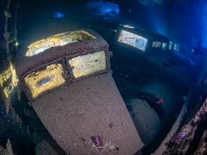 Ein Lastwagen im Laderaum der SS Thistlegorm, von innen mit entfesselten Blitzen beleuchtet