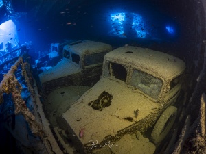 Drei Lastwagen, perfekt aufgereiht, im Wrack der SS Thgistlegorm auf der unteren Ebene. Der Zahn der Zeit nagt sichlich an den Fahrzeugen, die seit 80 Jahren unter Wasser liegen